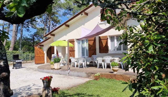 Family house 11 pers children's games, swimming pool, beaches 2km, cycle track 100m
