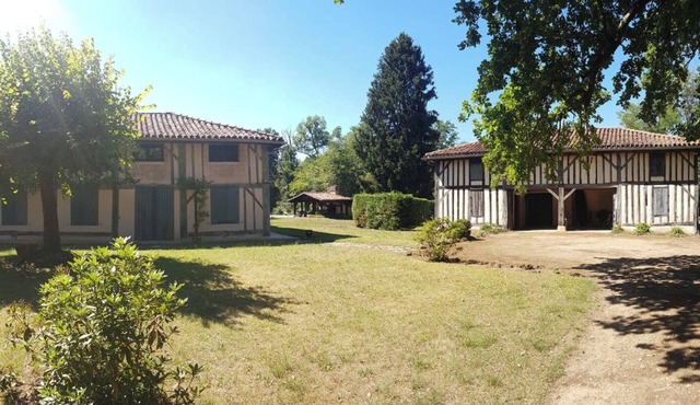 Family house 11 pers, swimming pool, quiet 10 min walk from the village