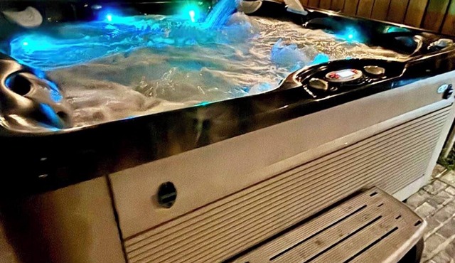 Family house 3-2 with Hot Tub jacuzzi and patio, 20 minutes from Pensacola Beach