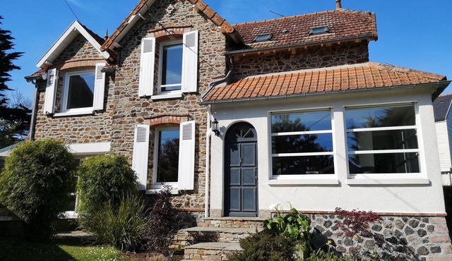 Family house, 3 bedrooms, walking distance to the sea 400m from Plage des Godelins