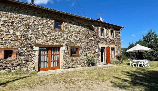 Family house 4 bedrooms with garden, fireplace, wood stove, parking and Wi-Fi