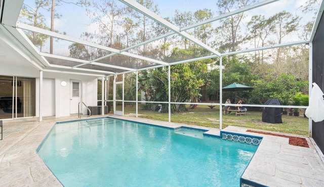 Family house 4 bedrooms 3 bath sleeps 12. 2 master suites Naples heated pool