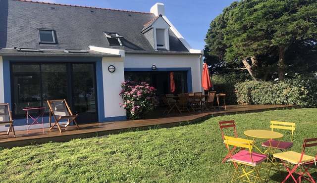 Family house/5 bedrooms/large garden/close to Donnant beach