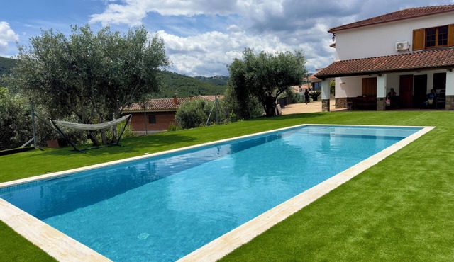 Family house and large swimming pool in the middle of nature (at the foot of Sant Miquel del Fai).