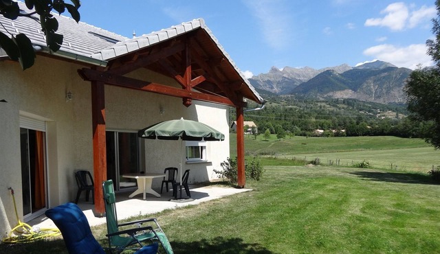 Family house between lake and mountain for 12 people