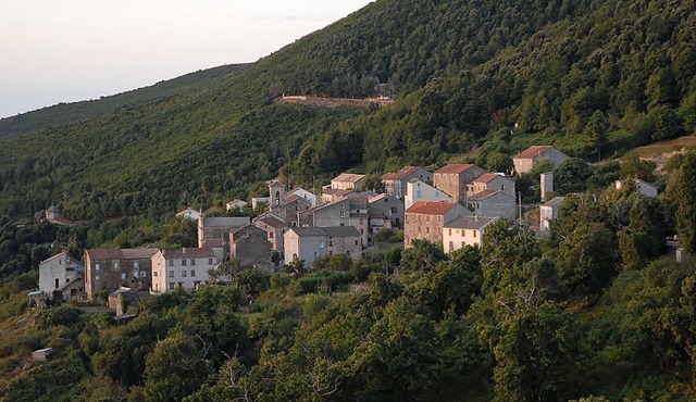 Family house between sea and mountain