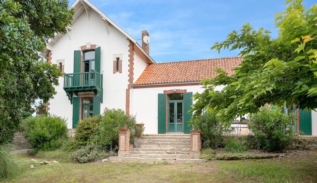 Family house for 13, at 200m from the sea