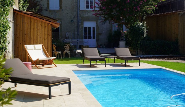 Family house 4bed swimming-pool-jacuzzi indoor private parking