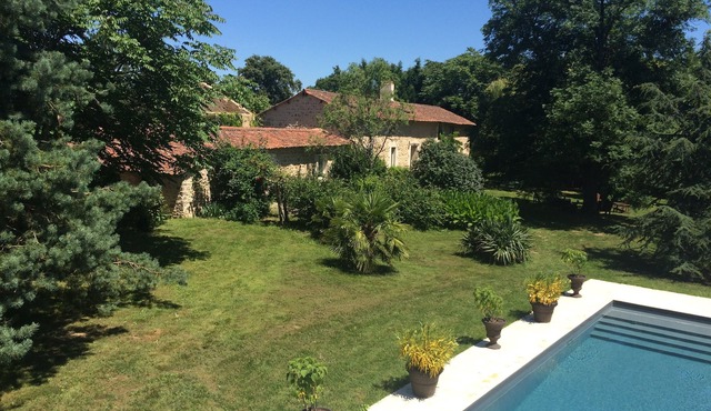 Family house, heated swimming pool, private tennis court, countryside, sleeps 18