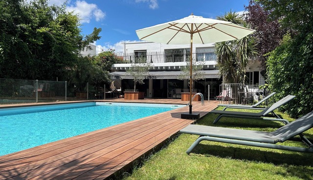 Family house innside Bordeaux with large garden and pool up to 10 persons