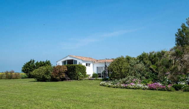 Family house oeverlooking the Golf in a 7500sq mt garden