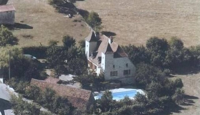 Family house on two dovecotes