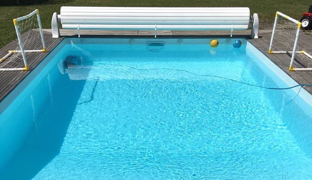 Family house overlooking the Pyrenees with swimming pool