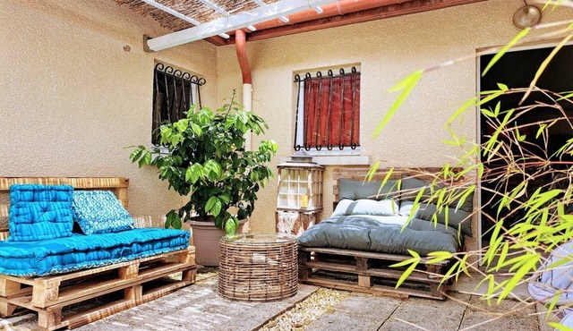 Family house sleeps 9 with above ground swimming pool