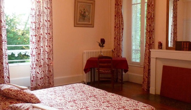 Family house surrounded by a large park with large capacity Home