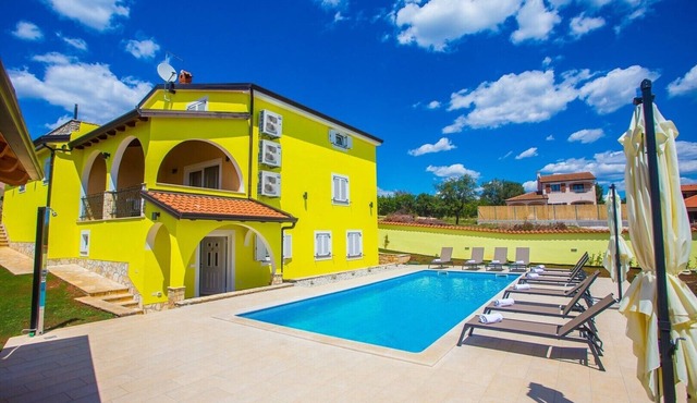 Family house Villa Gialla with private pool