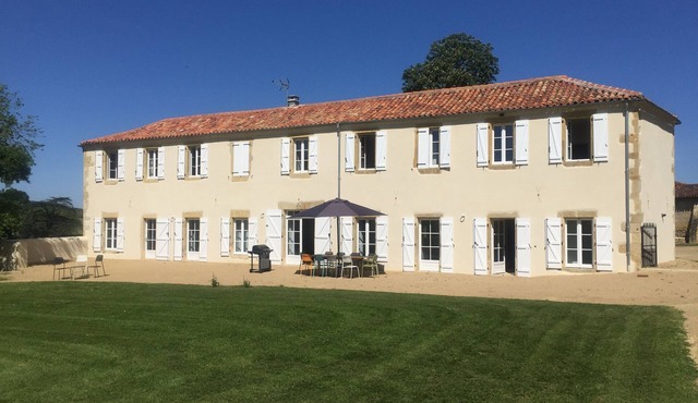 Family house with large garden, swimming pool and tennis court