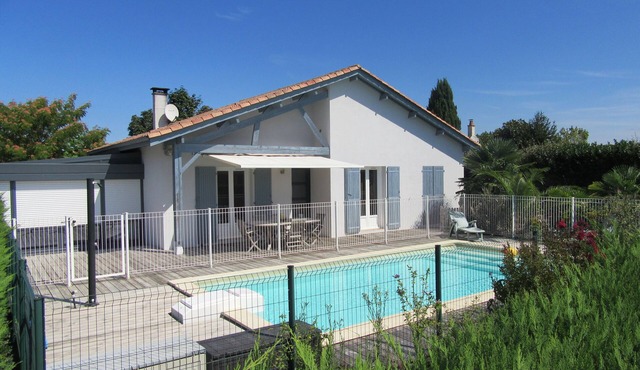 Family house with 4 bedrooms, private pool in a fenced garden