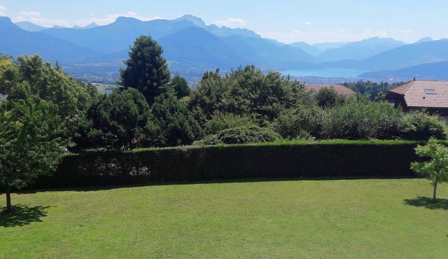 Family House with a view on Annecy Lake nad mountains