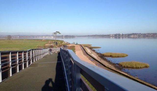 Family House with Free Parking, Gym and Trampoline, 2 min walk to Train Station.