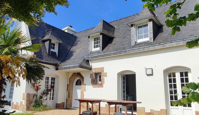 Family House with Garden, Terrace & Free WiFi in Trégastel