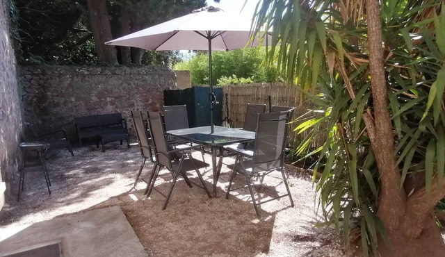 Family house with private garden sleeps 8 among the vines. Allowed celebrations