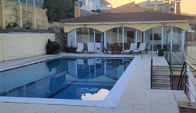Family house with private pool, pets allowed, near the beach in Llançà