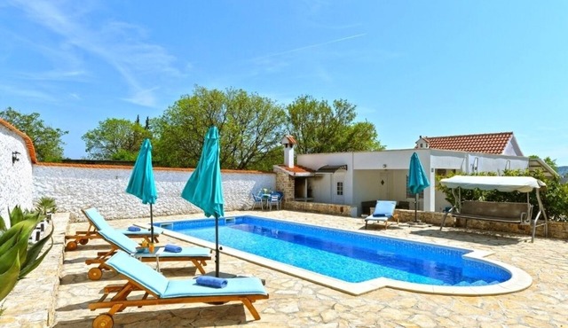 Family house with swimming pool & garden