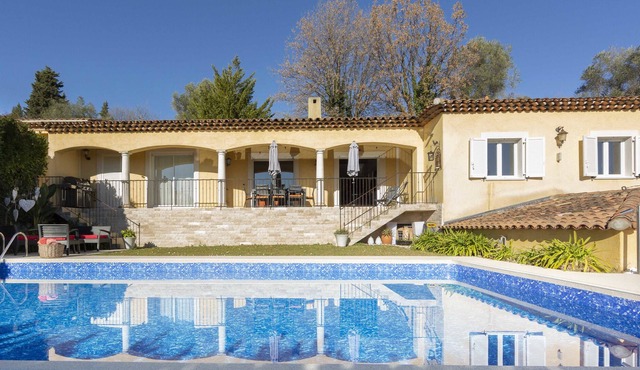 Family house with swimming pool, parking space and pétanque court!
