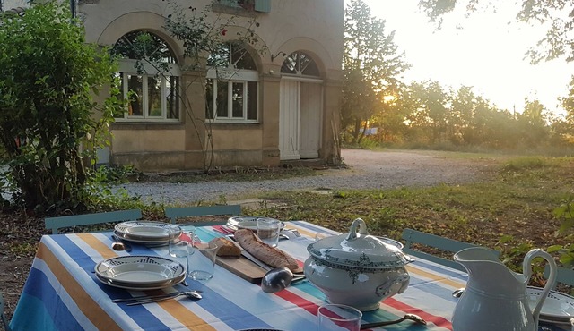 Family house with swimming pool surrounded by nature in Crest