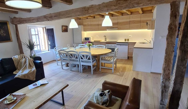 Family house with views of the Linares reservoir
