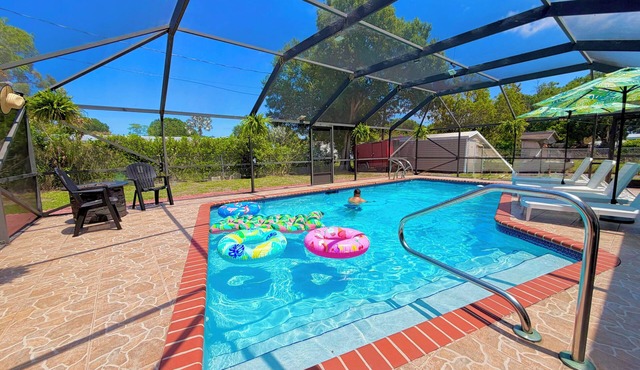 Family Lake House 8PPL 3BR 2Bath Pool BBQ Pet Friendly Boat Parking 5min TikiBar