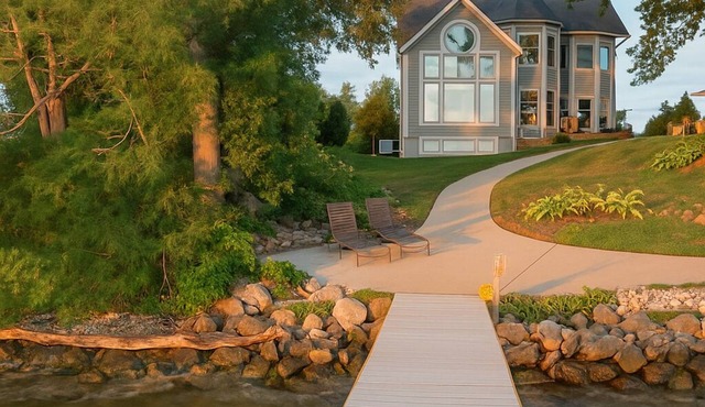 Family lake retreat w/hot tub! Amazing sunsets!