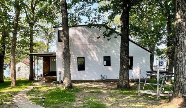 Family Lakefront Cabin w/Arcade, Mini Golf, Dock