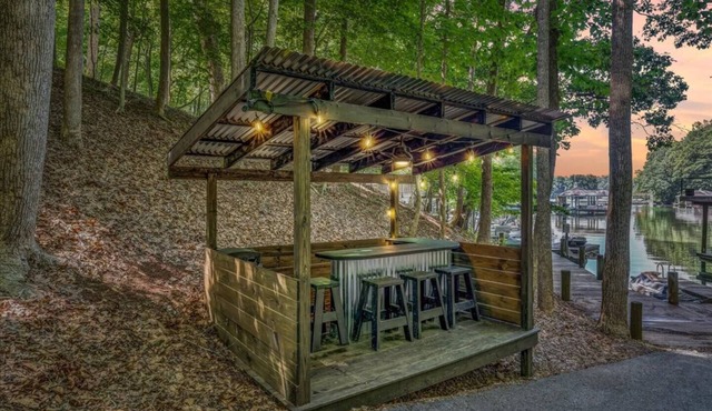 Family Lakefront Oasis - Dock, Cabana, Game Room