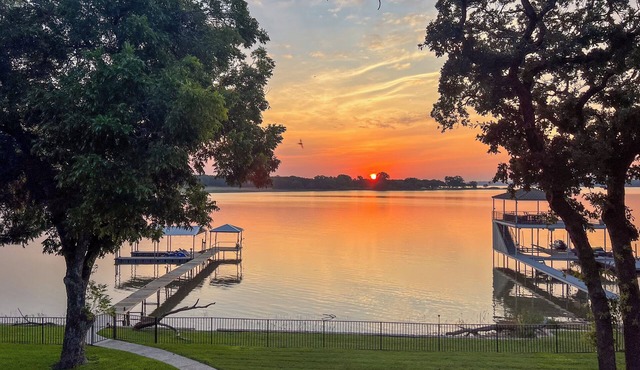 Family LAKEFRONT retreat on Eagle Mt. Lake, pool, game room, a sanctuary!