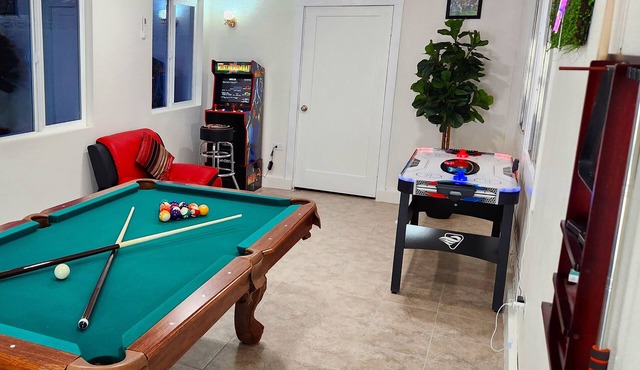 Family Largue House: Slide, Game Room & Jacuzzin