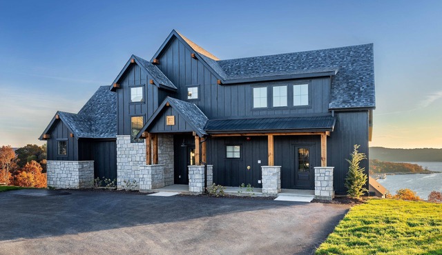 Family Luxe Lake House Stunning Lake Views, Pool, Dock, Pickleball & Resort-Style Amenities