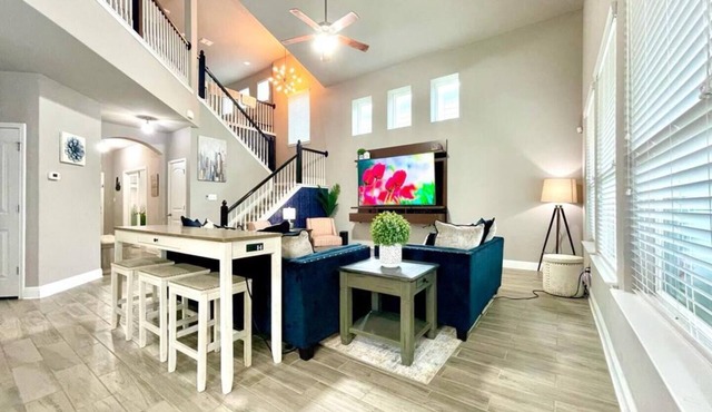 Family Luxury Retreat Near Sea World with King Bed