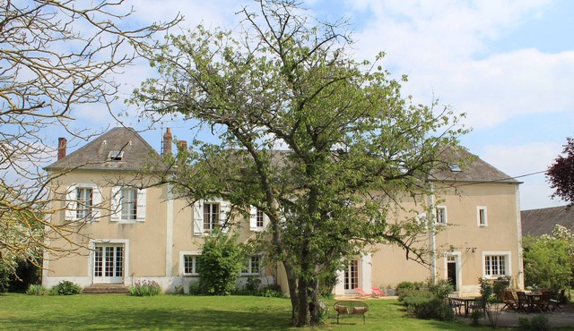 Family manor 1h30 from Paris, wooded garden, fireplace, pool table