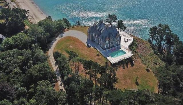 Family manor house with panoramic view over the bay of Douarnenez