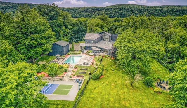Family Manor w Pickleball, Pool, Hot Tub, Fire Pit, Game Room
