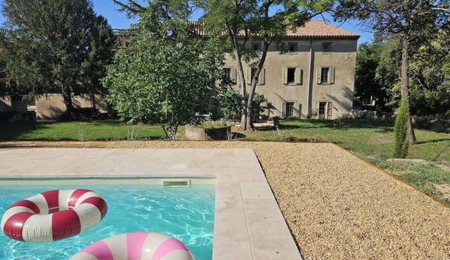 Family mansion with large swimming pool and air-conditionned bedrooms