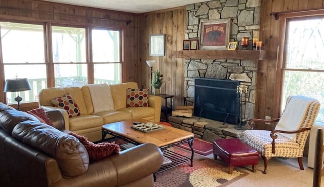 Family Mountain Retreat 13 miles from Asheville (Holly Cottage)