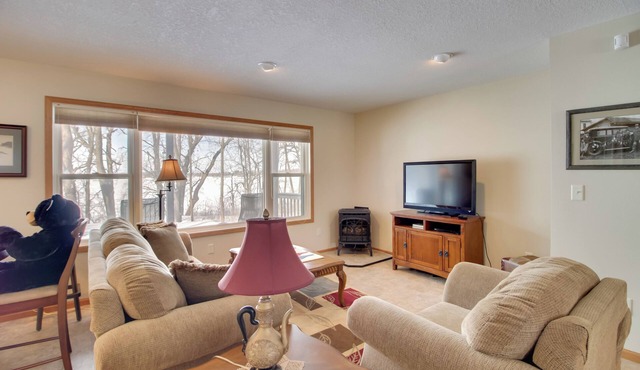 Family Nature Haven! Waterfront Pelican Lake Home
