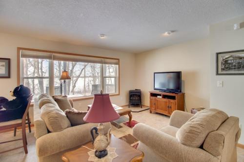 Family Nature Haven! Waterfront Pelican Lake Home