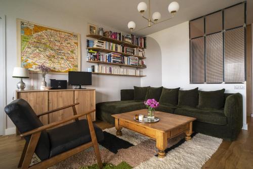 Family nest with Sacré-Coeur and Eiffel Tower view