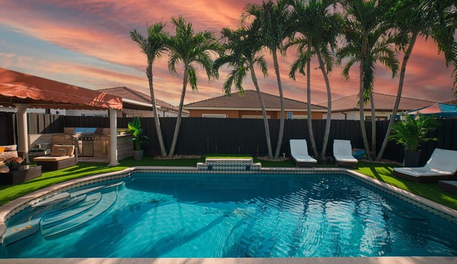 Family Oasis 10 min to Zoo & Marina, Heated Pool
