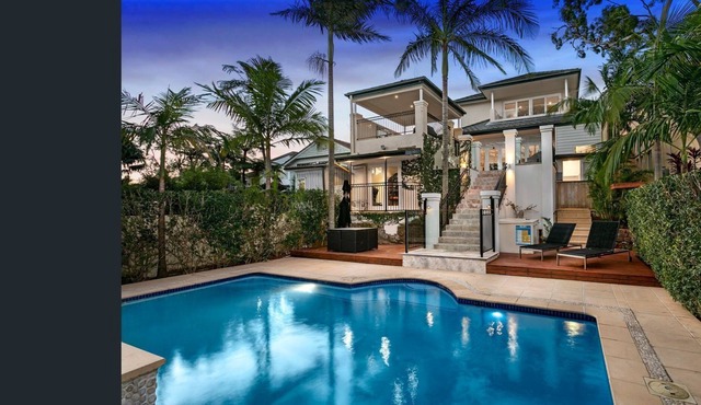 Family Oasis 10 minutes to Manly Heated pool, gym, outdoor shower