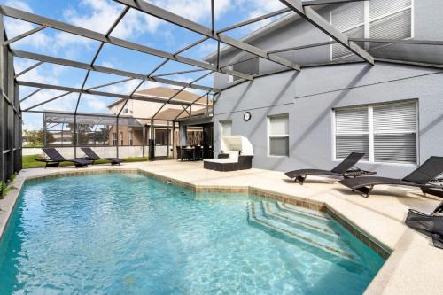 Family Oasis 5BR Villa with South Facing Pool and Games Room Near Disney